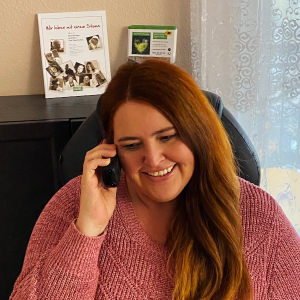Abbildung: das Foto zeigt unserer Mitarbeiterin Sabine während eines telefonischen Beratungsgesprächs