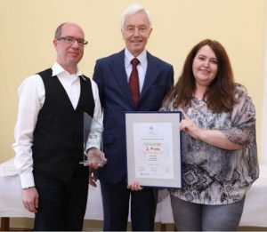 Dr. Bernd Wegener steht in Mitten der beiden Vertreter der Selbsthilfe Stoma-Welt e.V.
