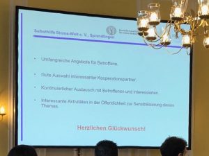 Ausschnitt aus der Präsentation zur Preisverleihung, in der die Statements der Jury zur Selbsthilfe Stoma-Welt e.V. aufgeführt sind.