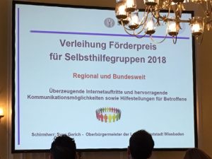 Eröffnungs-Folie mit dem Titel der Preisverlehung, gezeigt im großen Festsaal des rathaus in Wiesbaden.