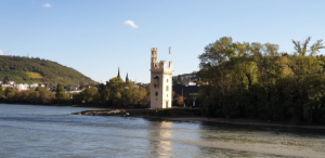 Foto: der Binger Mäuseturm in Bingen am Rhein. Der Turm steht im Fluss und ist hier vom Rhein aus fotografiert.